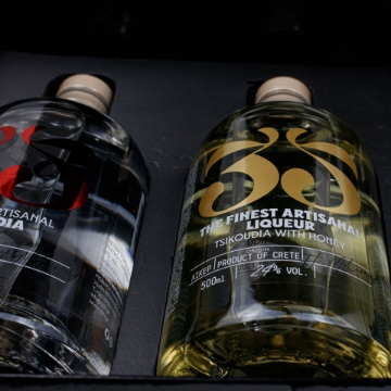 Premium artisanal Cretan Tsikoudia gift collection 3 x 500ml 35N Premium artisanal Cretan Tsikoudia gift collection 3 x 500ml 35N